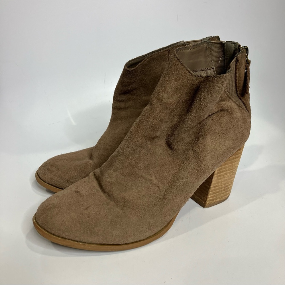 Urban outfitters tan suede ankle boots women’s size 9 business casual minimalist